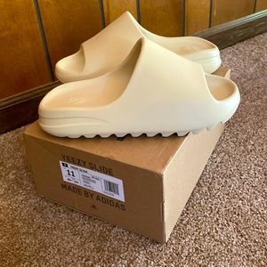 🔥Yeezy slides bone brand new🔥